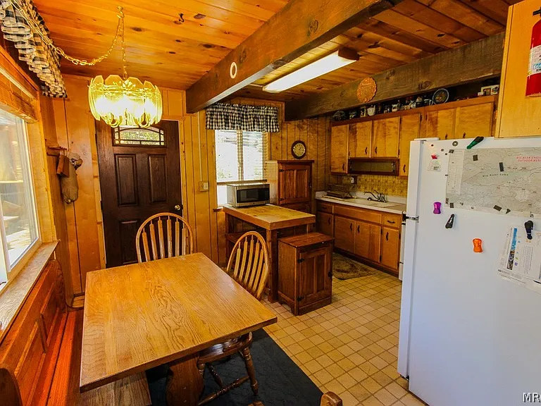 136 Mann Dr — Photo 2