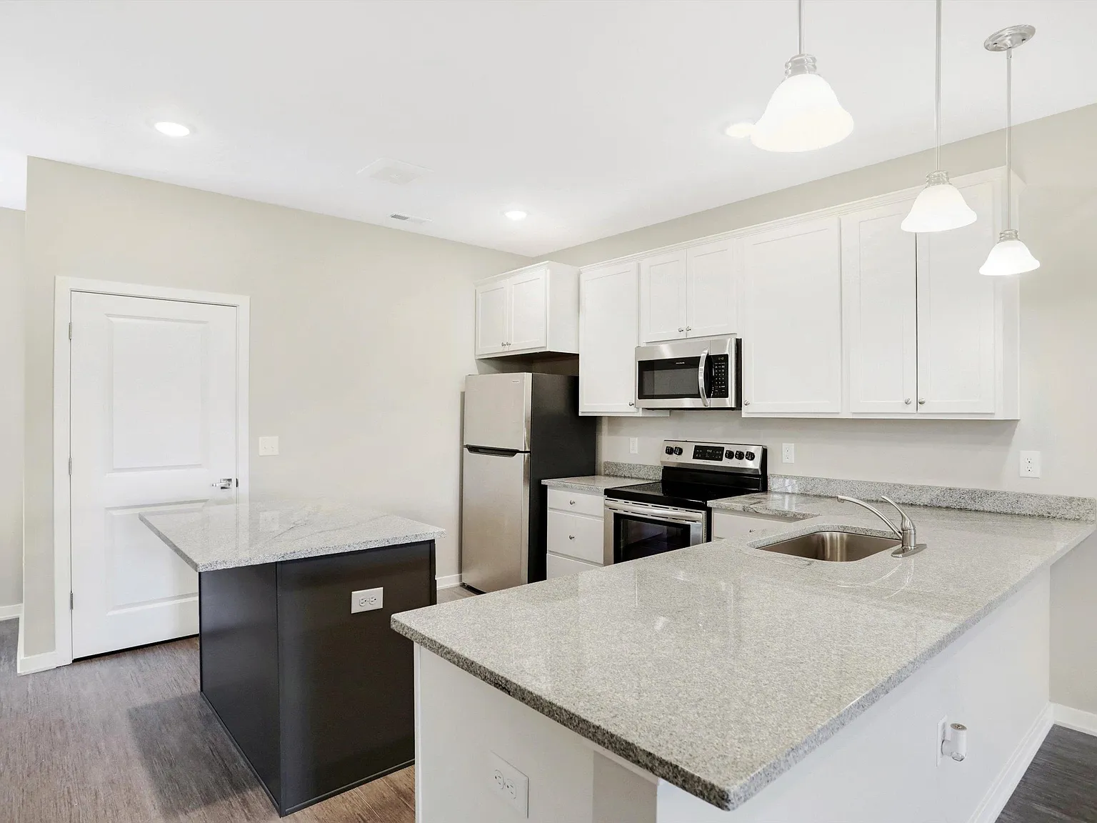 3 bed, 2.0 bath, 1216 sqft, $1,899 — Photo 3