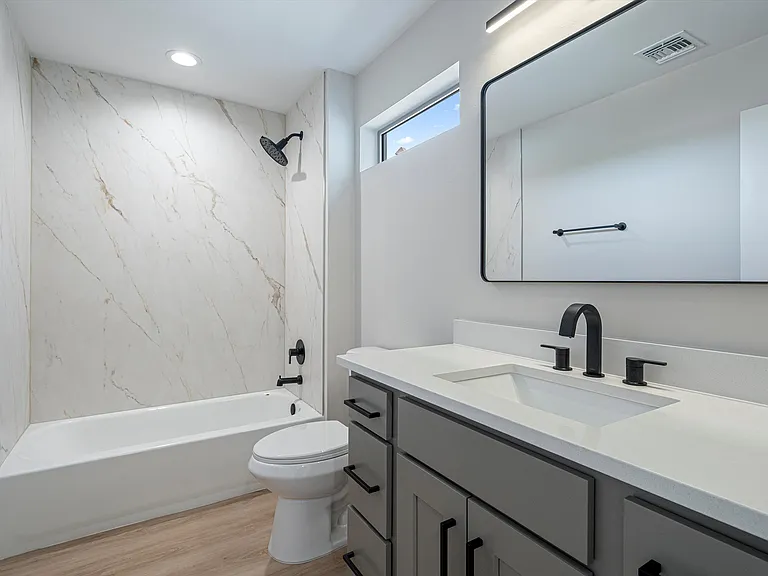 Upstairs Guest Bath with Tub/Shower Combination