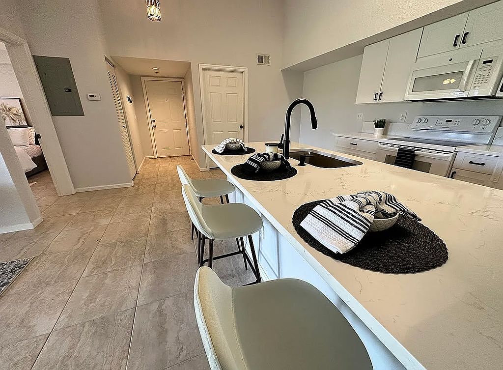 151 SW Palm Dr APT 208