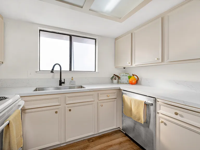 334 W Lexington Ave #103 — Photo 11