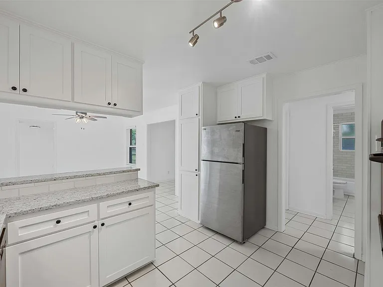 2409 Devonshire Dr — Photo 10