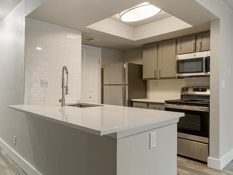 Waterside Apartments Tulsa — Photo 9