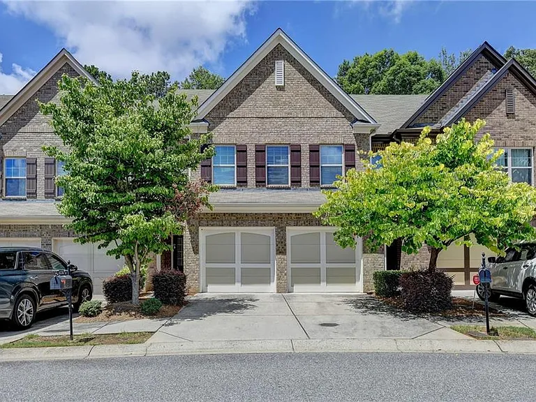 2152 Greencrest Cir — Photo 2