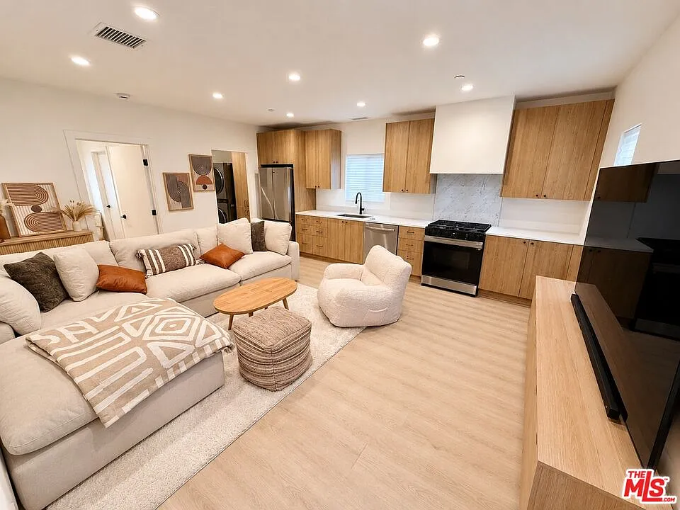 3 bed, 2.0 bath, 1200 sqft, $4,870 — Photo 4