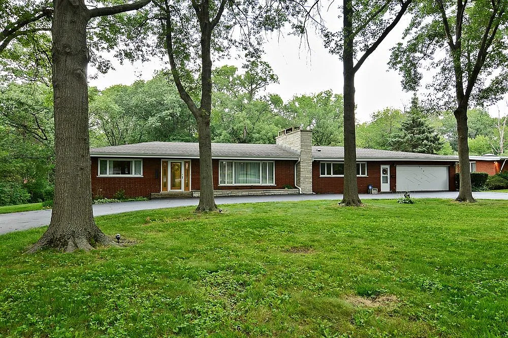 775 Brookwood Dr photo 1