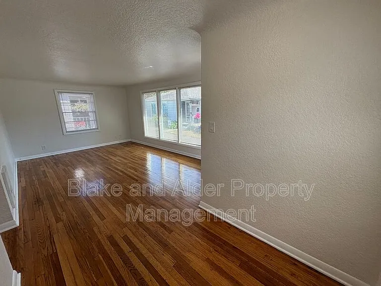 656 Breys Ave NE — Photo 8