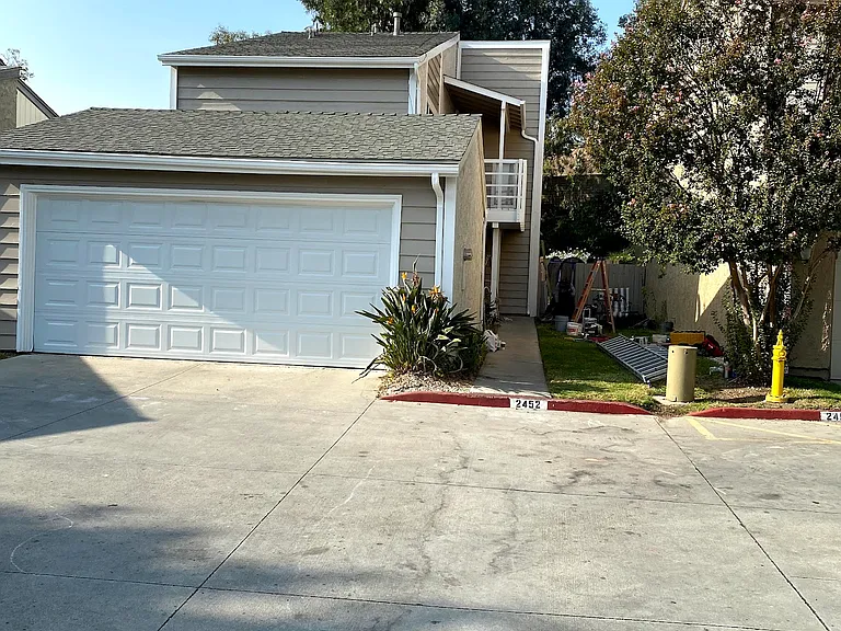 2452 Stow St — Photo 2