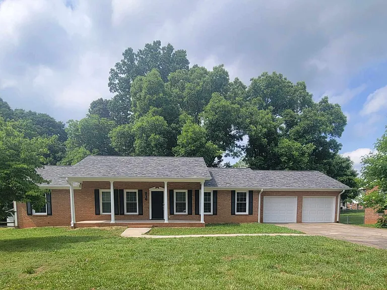216 Maxwell Dr — Photo 1