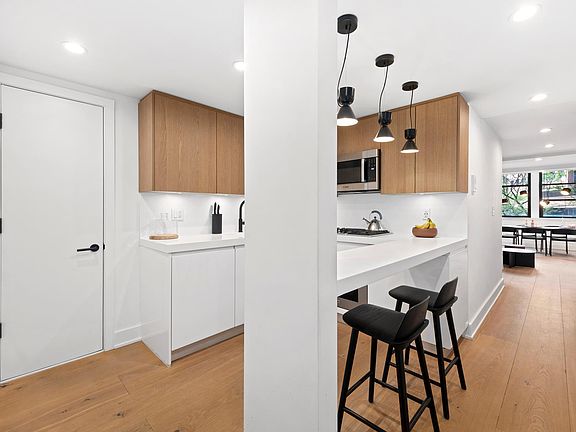 5th image of 3 Hanover Sq APT 2K