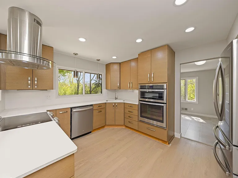 5240 Clarendon Crest St — Photo 8