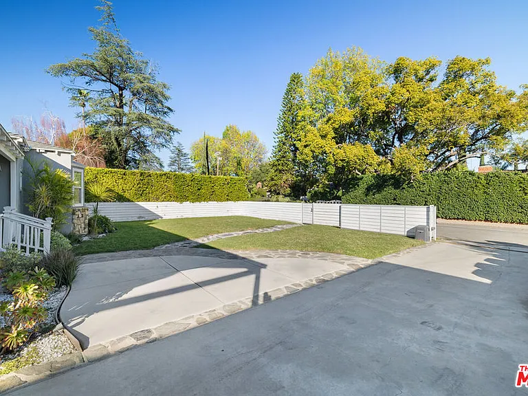5439 Carpenter Ave — Photo 34