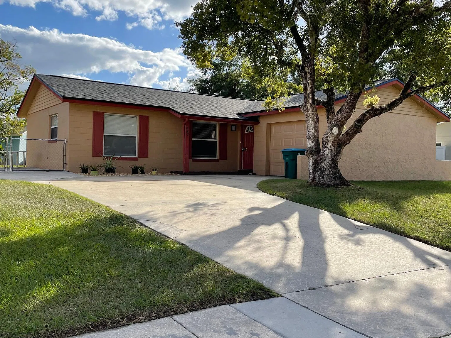 3 bed, 1100 sqft, $1,950 — Photo 1