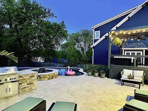 Heated Pool with Hot tub