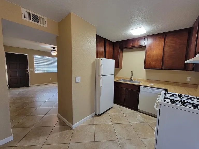 103 E 2nd St #1 — Photo 6