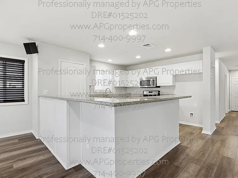 139 Thompson Ave — Photo 21