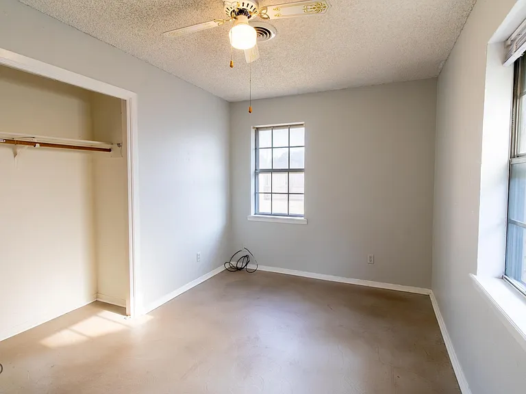 1303 Mockingbird St — Photo 17