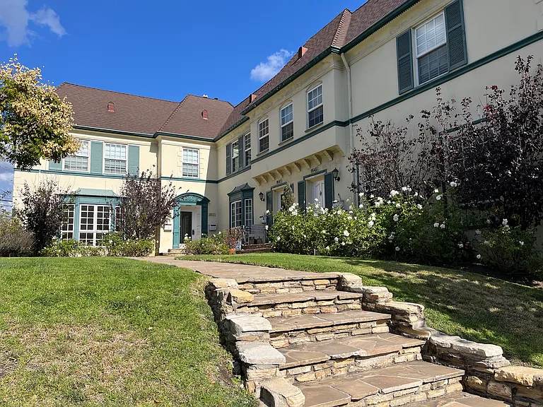 BEAUIFUL ELEGANT 5 UNIT BUILDING