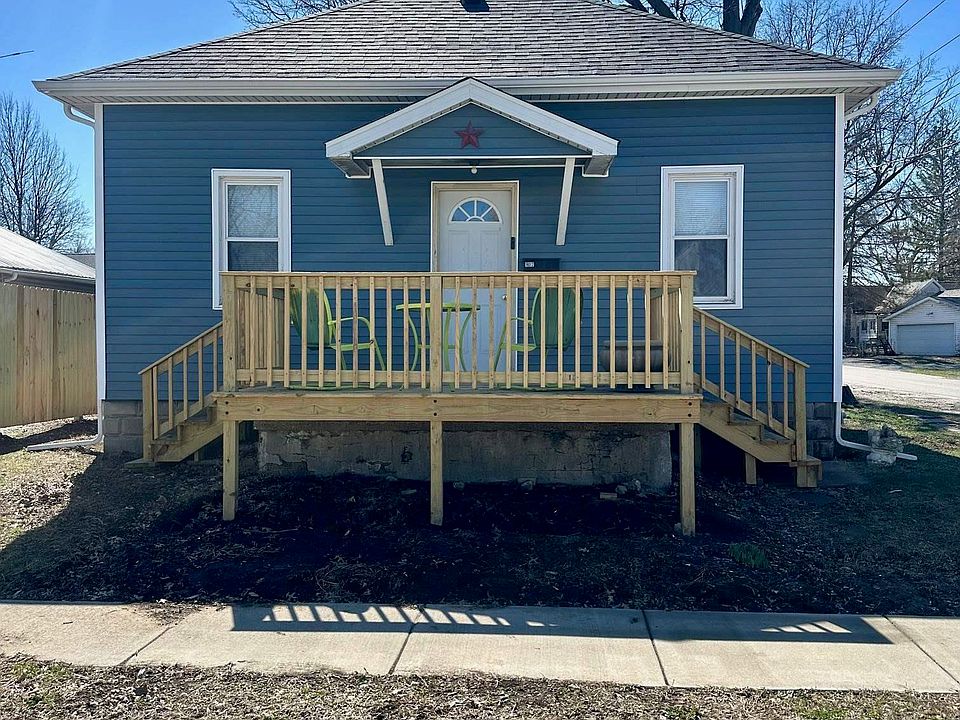 1st image of 902 E Oak St