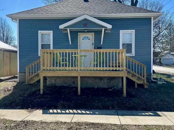 902 E Oak St, Taylorville, IL 62568