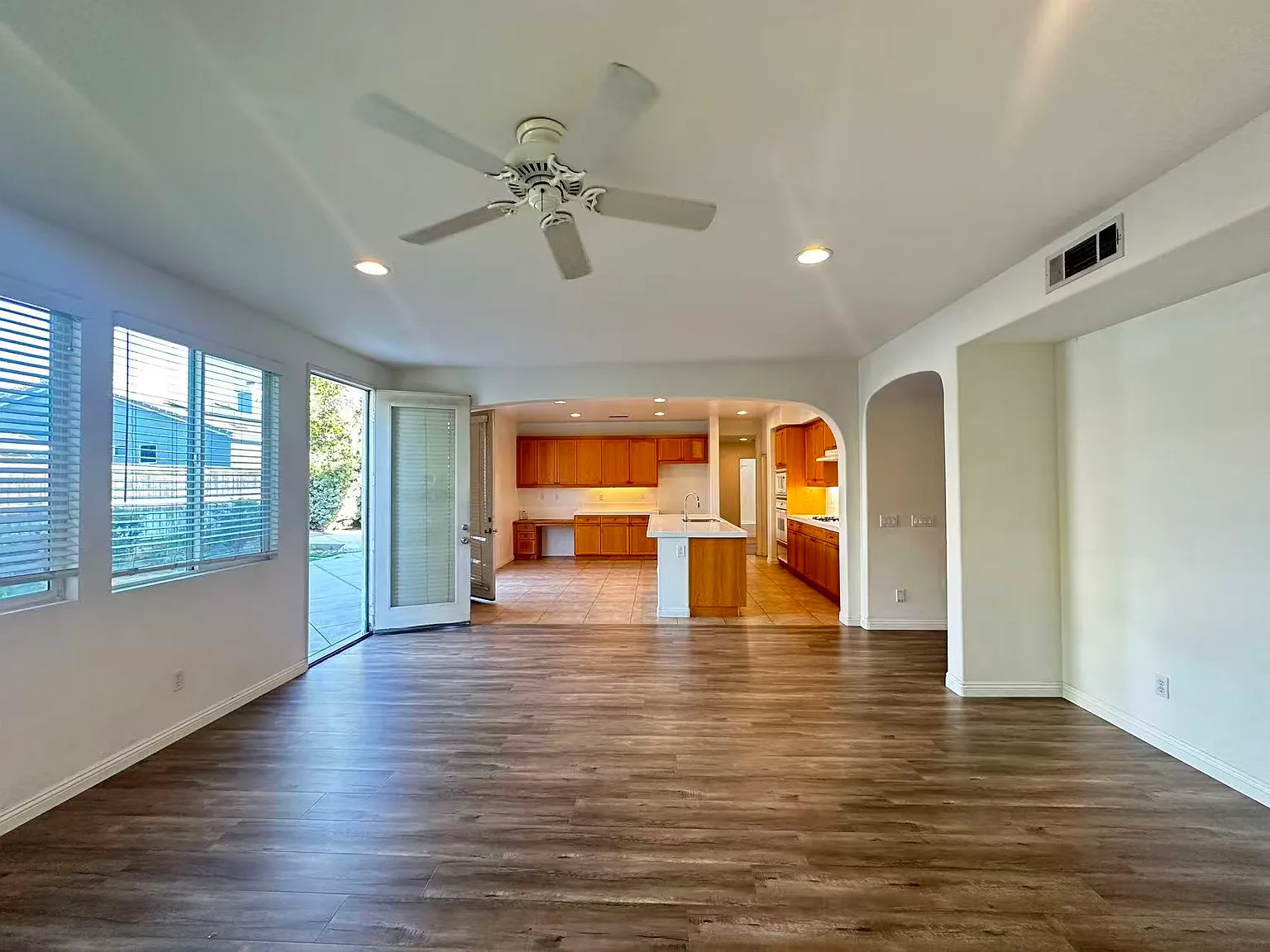 6 bed, 3698 sqft, $4,150 — Photo 4