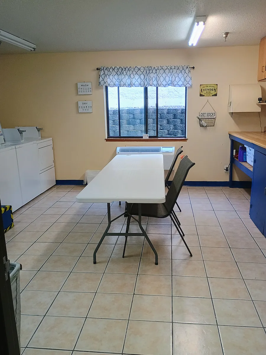 Building Photo - 667 W Kemp St #206
