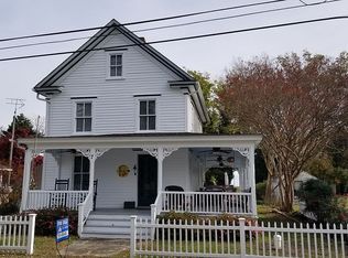 7 Lee St, Wachapreague, VA 23480