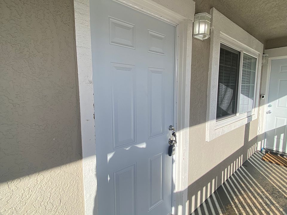 1st image of 475 Willow Ave #479