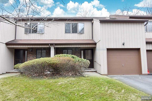 2nd image of 14 Williamsburgh Way #14