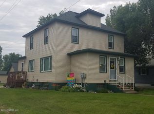 216 4th St SW, Hallock, MN 56728
