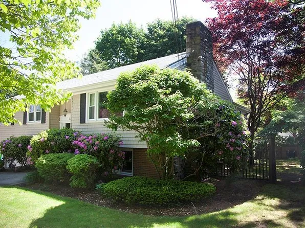 22 E Side Dr, Barrington, RI 02806
