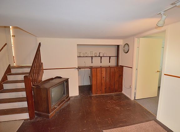 3rd image of 219 Sullivan Ave