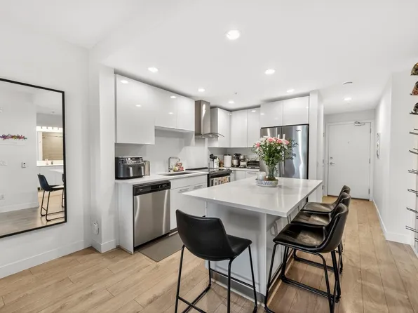 723 W 3rd St #423, North Vancouver, BC V7L 1G8