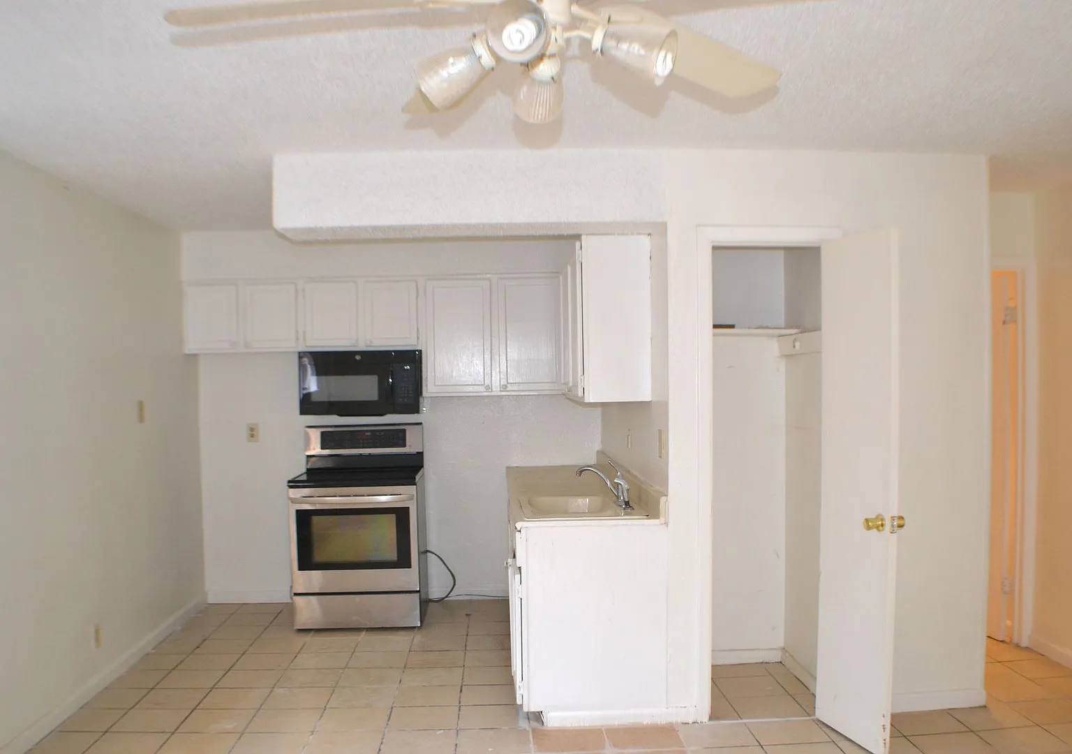 Half Duplex 2 Bedrooms 2 Baths For Lease in Sherman — Photo 3