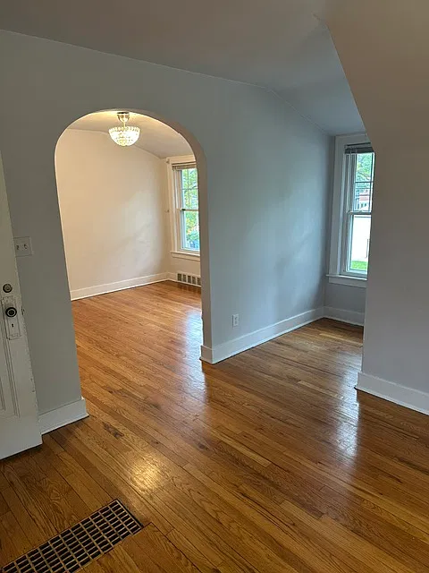 827 E 5th St — Photo 3