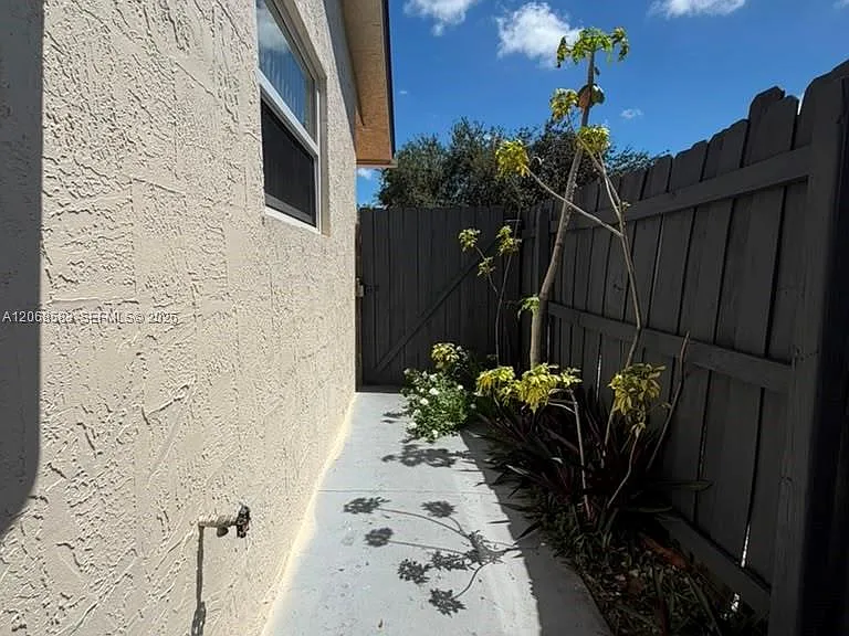 1725 SW 32nd St #0 — Photo 7