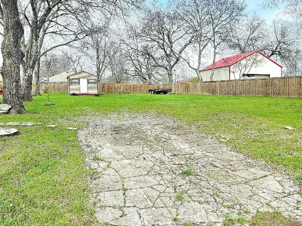 711 E 5th St, Bonham, TX 75418