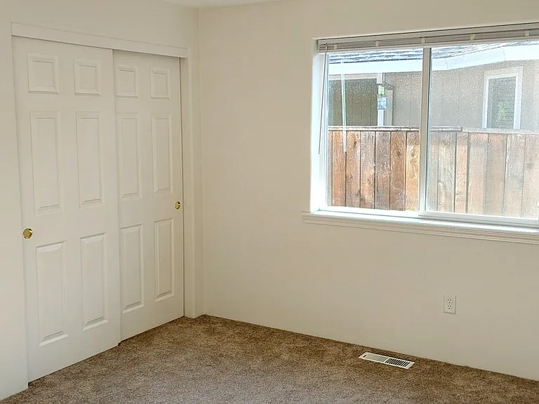 2102 Lara Ln — Photo 11