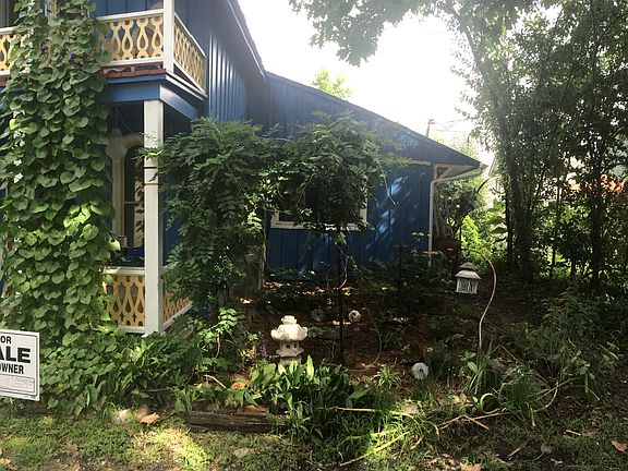 Small perenial & herb garden