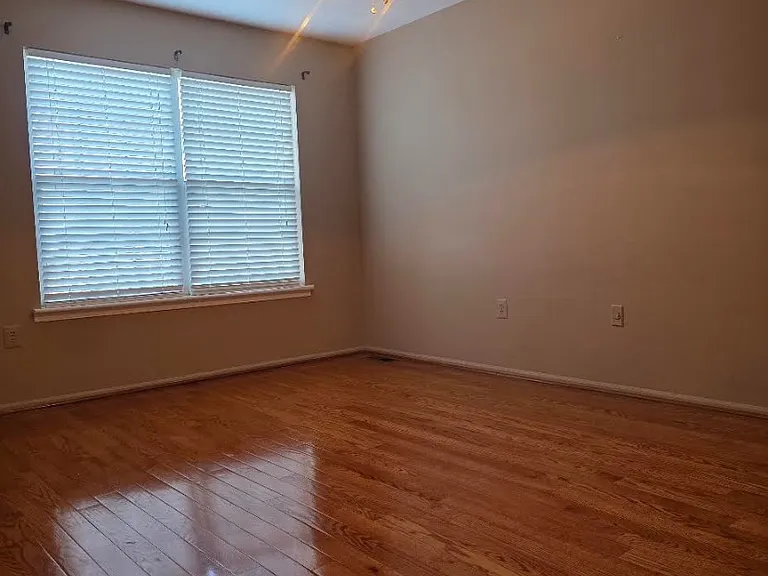 90 Almond Dr — Photo 12