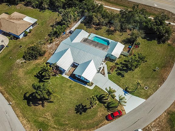 5th image of 2803 NE Yorkshire Ln