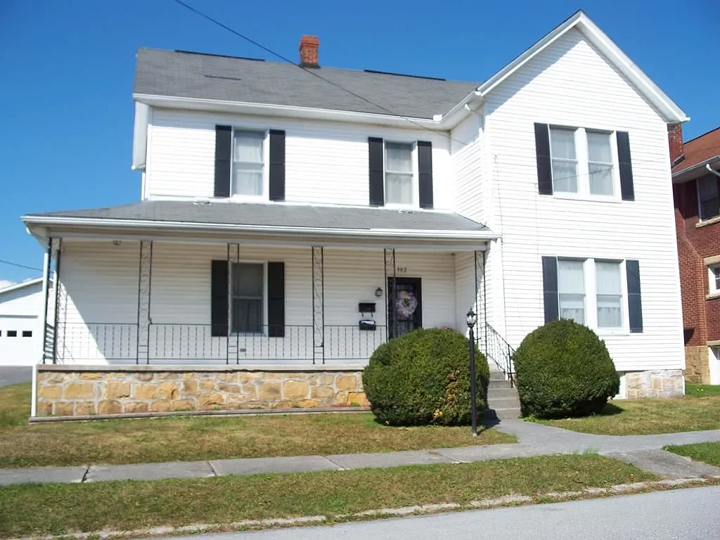 902 Reynolds Ave photo 1