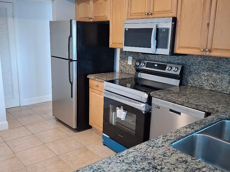 105 Lake Emerald Dr #406 — Photo 8
