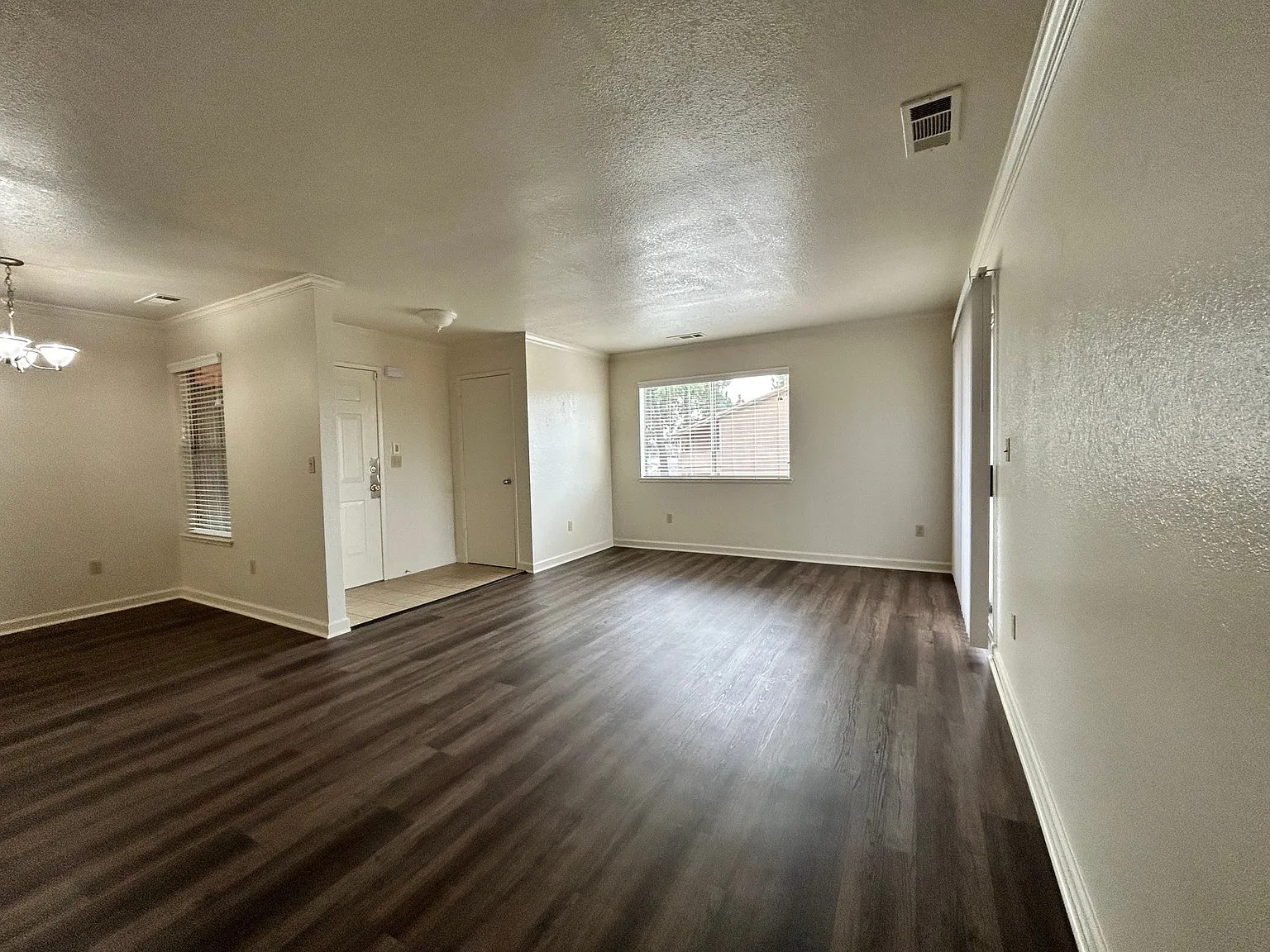2 bed, 941 sqft, $1,880 — Photo 2