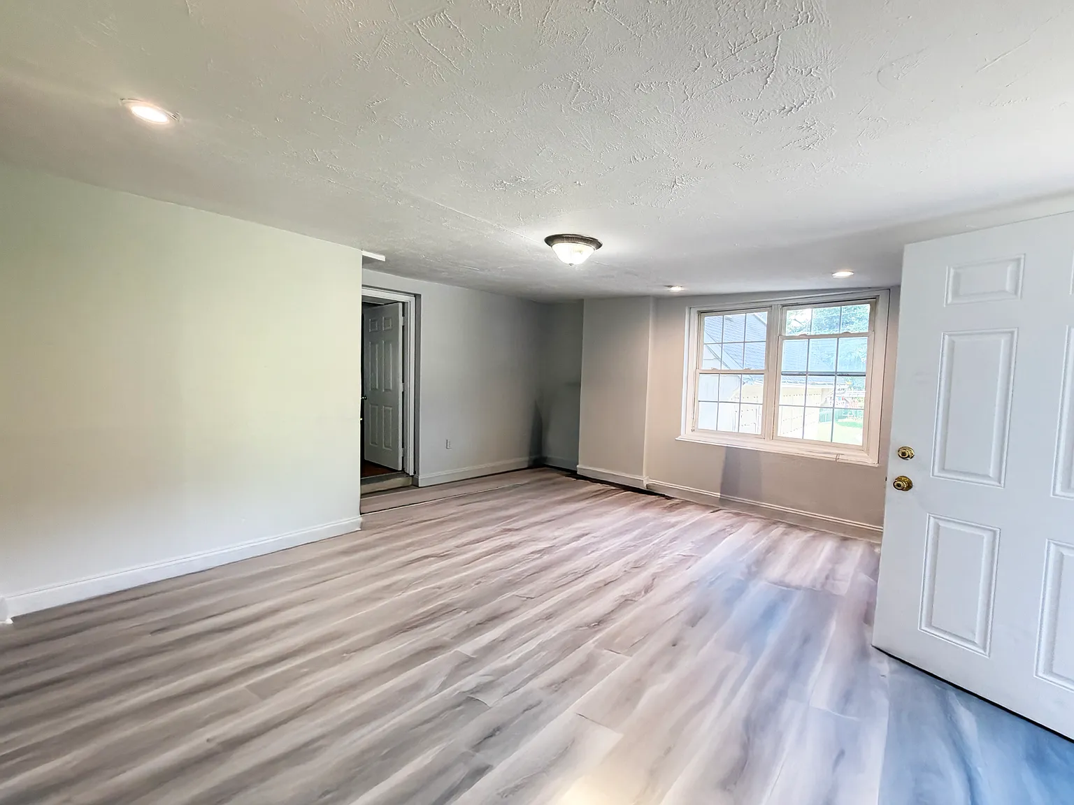 4 bed, 2600 sqft, $2,500 — Photo 2