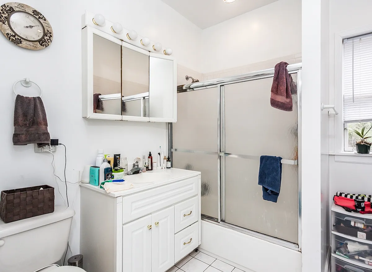 Building Photo - 1042 W Roscoe St #1