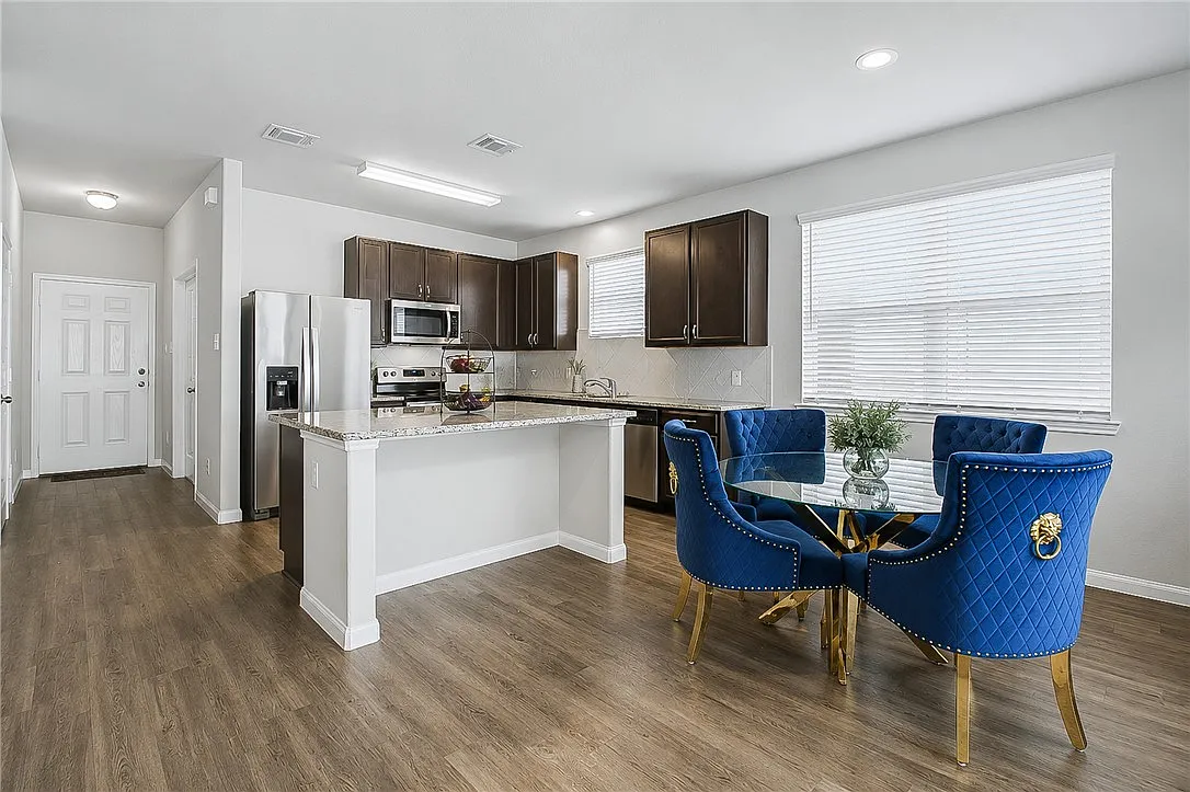 4 bed, 2.5 bath, 2246 sqft, $2,300 — Photo 3