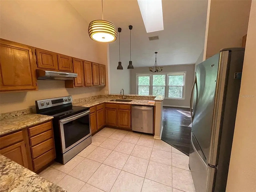 3 bed, 2.0 bath, 2010 sqft, $2,600 — Photo 4