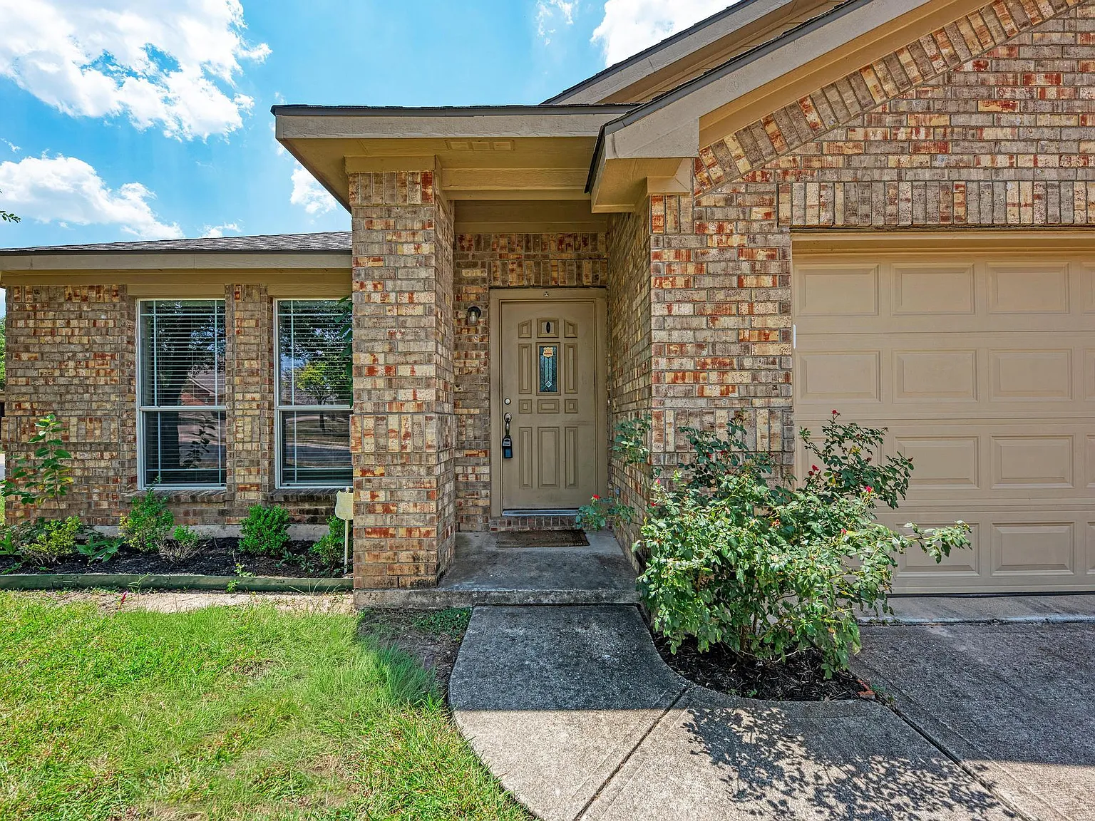 4 bed, 2.0 bath, 2073 sqft, $2,300 — Photo 3