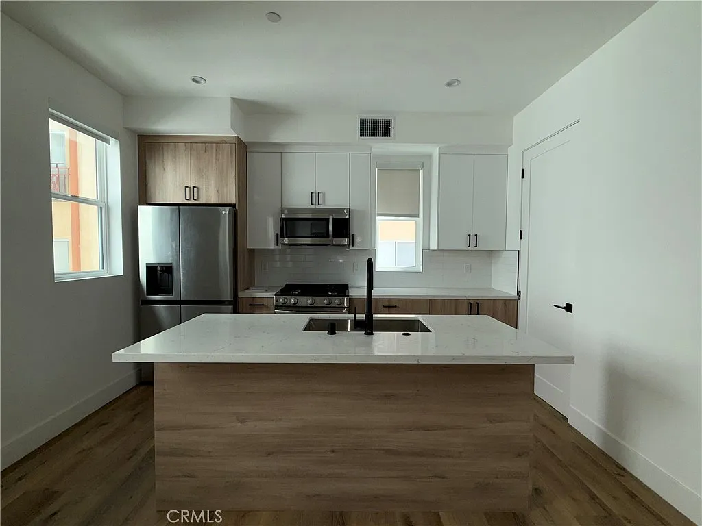 2 bed, 2.5 bath, 1300 sqft, $4,595 — Photo 4